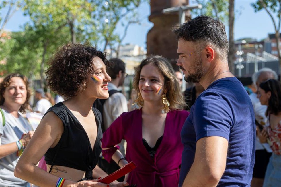 El portavoz de ERC, Gabriel Rufián, conversa con la candidata por Barcelona de Sumar, Aina Vidal (i), y la portavoz de Sumar sobre feminismo, igualdad y derechos LGTBI, Elizabeth Duval (c), antes del desfile del Pride Barcelona 2023