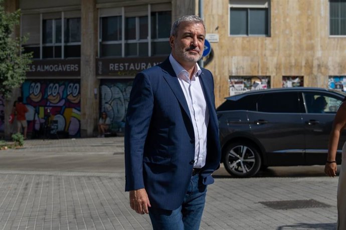 El alcalde de Barcelona, Jaume Collboni, ha asistido este domingo a la capilla ardiente del historietista Francisco Ibáñez