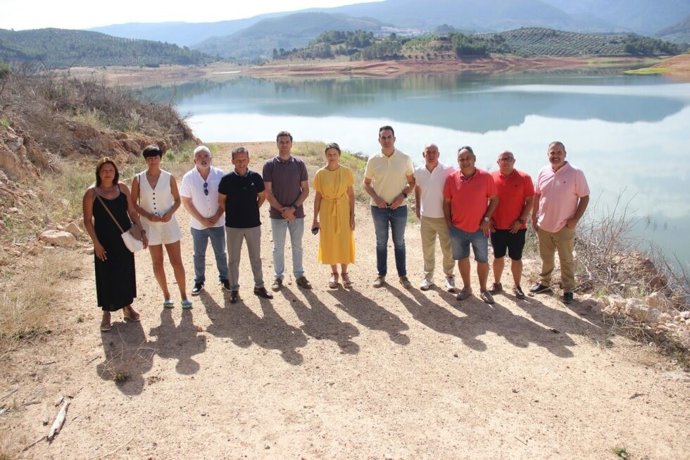 Miembros del PSOE de Jaén en la Presa de Siles