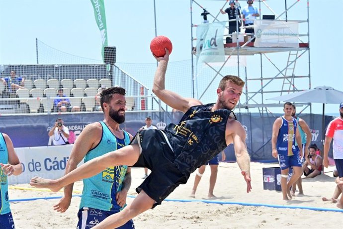Un jugador de balonmano playa se dispone a efectuar un lanzamiento.