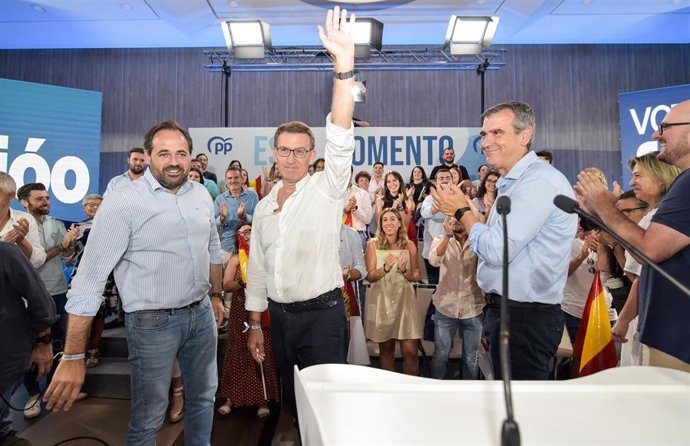 Acto público del presidente del Partido Popular, Alberto Núñez Feijóo, junto al presidente regional del PP, Paco Núñez, y el número uno al Congreso por la provincia de Guadalajara, Antonio Román.