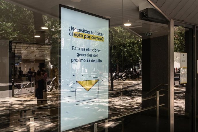 Un cartel que informa sobre el voto por correo.