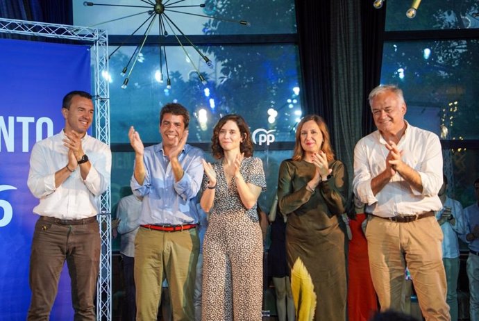 Cena Mitin del Partido Popular en Valncia. De izquierda a derecha: Vicent Mompó, Carlos Mazñoz, María José Catalá, Isabel Díaz Ayuso y Esteban González Pons.