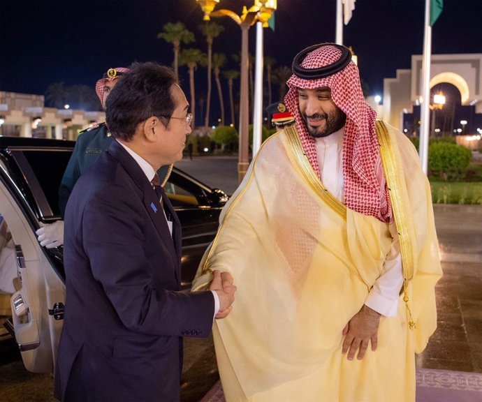 El prmer ministro de Japón, Fumio Kishda, y el principe heredero saudí, Mohamed bin Salmán