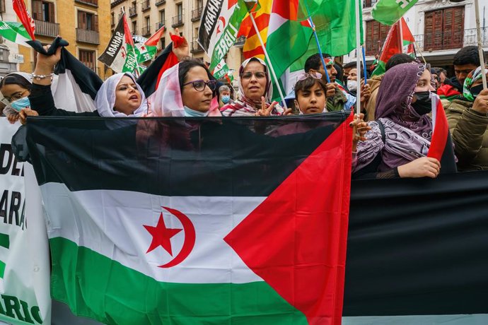 Archivo - March 26, 2022, Madrid, Spain: Demonstrators with flags of Western Sahara take part during a protest. Citizens held a protest against the Spanish government's support for Morocco's autonomy plan for Western Sahara, in the provinces square in M