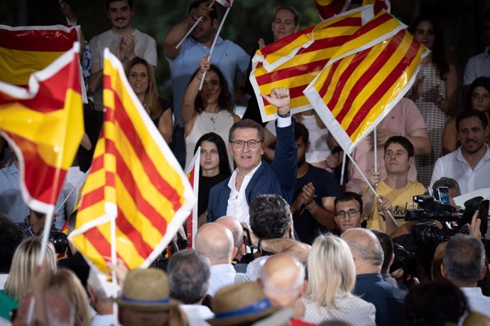 El president del Partit Popular i candidat a la Presidncia del Govern, Alberto Núñez Feijóo, en l'acte d'inici de la campanya, al costat de l'Ajuntament, a 6 de juliol de 2023, a Castelldefels, Barcelona, Catalunya (Espanya). El míting serveix per dona