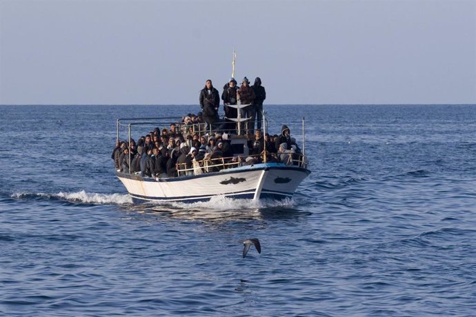 Archivo - Un grupo de personas en una embarcación cruza el Mediterráneo rumbo a las costas de Italia