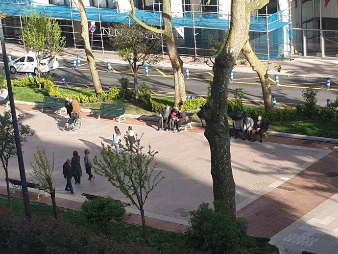 Archivo - Gente en Santander