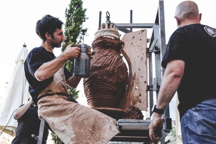Un artesano desarrolla su trabajo en la feria NACE de Navarrete