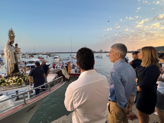 El ministro del Interior, Fernando Grande-Marlaska, presencia la procesión de la Virgen del Carmen en Barbate (Cádiz).