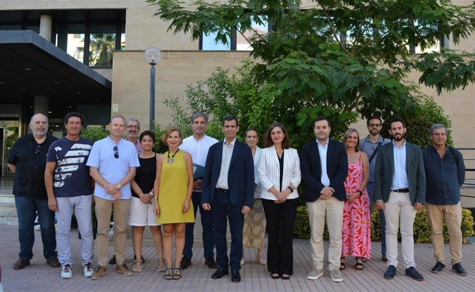 El consejero en funciones de Fomento e Infraestructuras, José Ramón Díez de Revenga, recibe a los miembros del jurado de los XXII Premios de Arquitectura de la Región de Murcia.