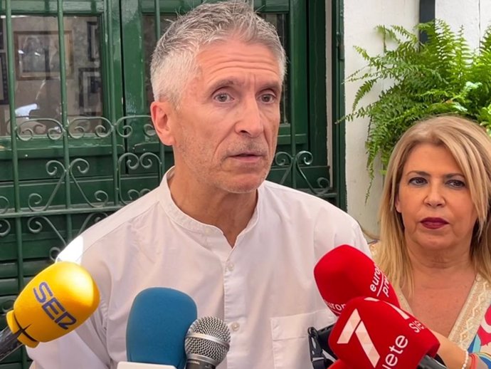 El ministro del Interior, Fernando Grande-Marlaska, atiende a los periodistas en Jerez de la Frontera (Cádiz). (Foto de archivo).