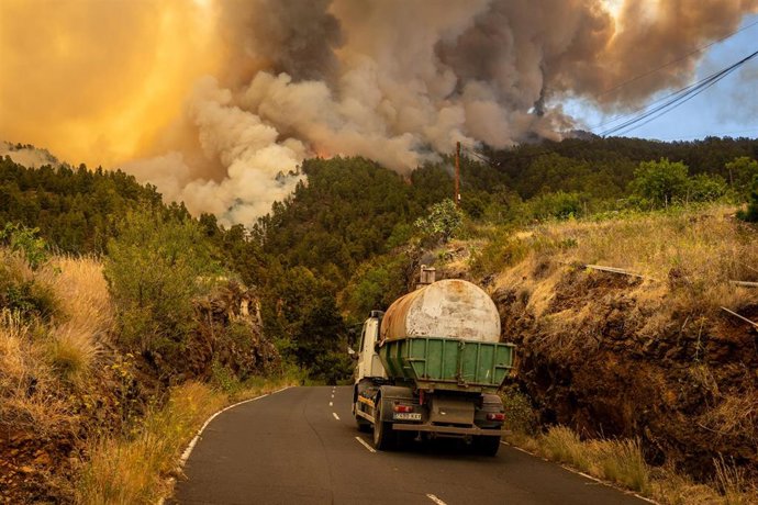 Un camión cisterna acude al incendio forestal declarado en  la Palma, a 15 de julio de 2023, en Puntagorda, La Palma, Canarias (España). Este incendio declarado en la madrugada de hoy en zona urbano forestal en el municipio de Puntagorda afecta ya a una