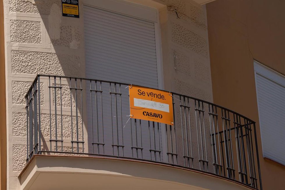 Archivo - Cartel de 'Se Vende' en un balcón de una vivienda,
