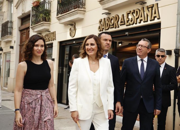 Isabel Díaz Ayuso, M José Catalá y Vicente Mompó llegan a la toma de posesión de Carlos Mazón
