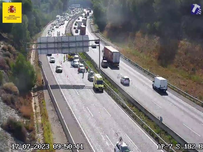 Colas de 13 kilómetros en la AP-7 entre Sant Sadurní y Martorell (Barcelona) por un accidente