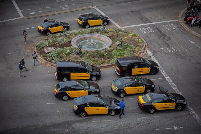 Archivo - Taxis estacionados en la Gran Via de Barcelona.