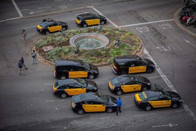 Archivo - Los taxistas de Barcelona cortan la Gran Via