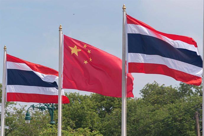 Archivo - Banderas de China y Tailandia. 