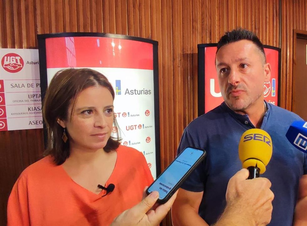 La candidata del PSOE al Congreso por Asturias, Adriana Lastra, y el secretario general de UGT Asturias, Javier Fernández Lanero