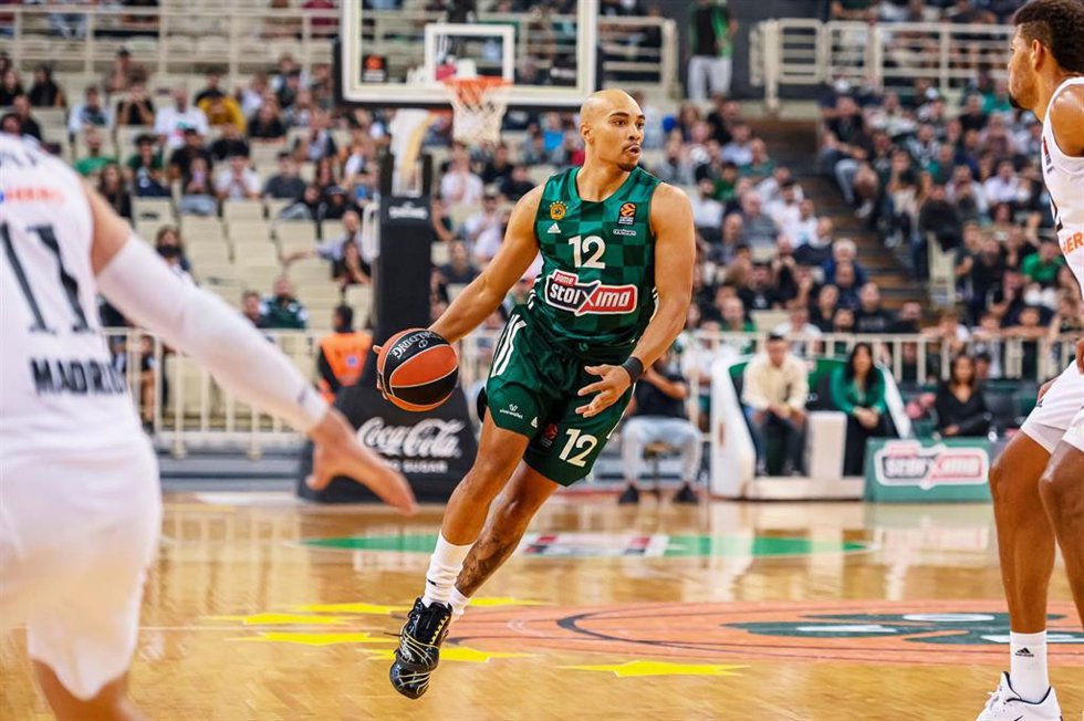 Archivo - Andrew Andrews of Panathinaikos Athens BC in action during the Turkish Airlines Euroleague Basketball match between Panathinaikos BC and Real Madrid on October 6, 2022 at OAKA ALTION Arena in Athens, Greece - Photo Stefanos Kyriazis / LiveMedi