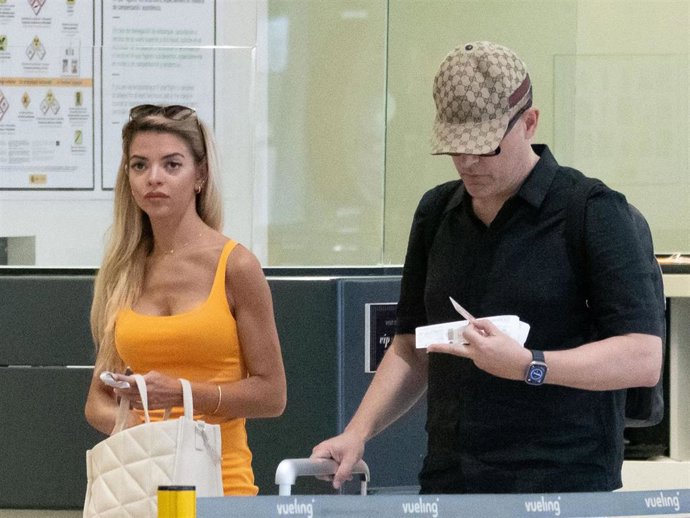 Risto Mejide y Natalia Almarcha abandonan Menorca tras asistir a la boda de Edurne y David de Gea