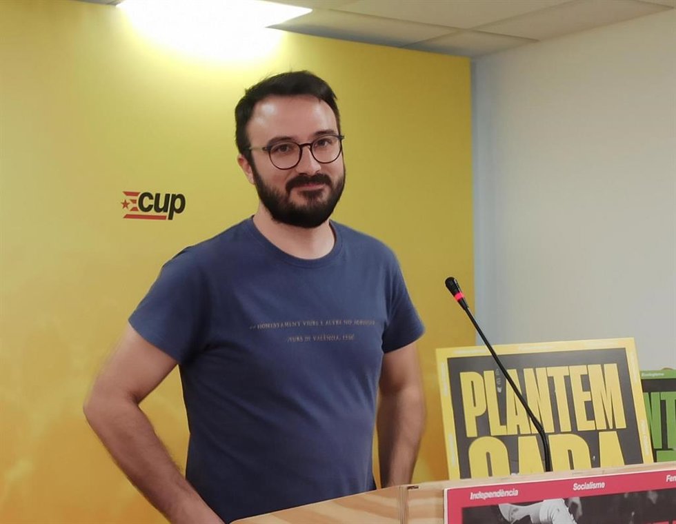 El candidato de la CUP al Congreso por Barcelona, Albert Botran, en rueda de prensa en la sede de la CUP.