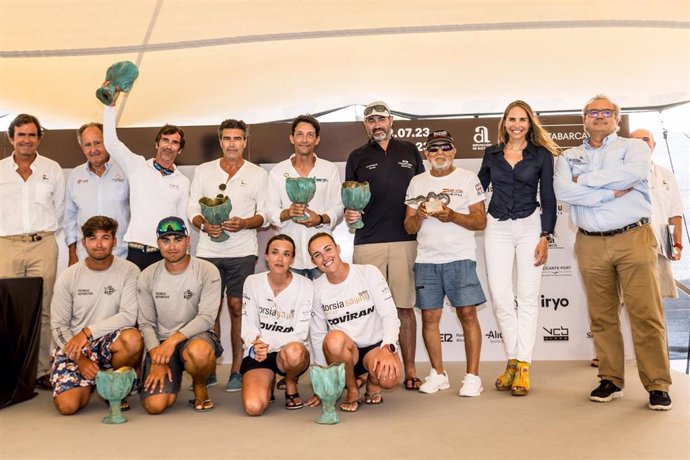 Representantes de los ganadores de la edición más numerosa del TabarcaVela Diputación de Alicante, disputada hasta este domingo en la bahía de Alicante.