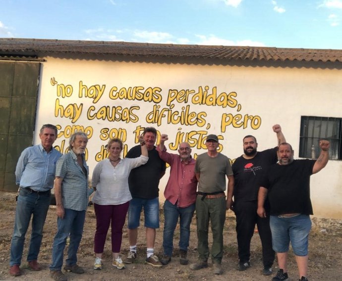 Jornaleros del SAT en la finca pública de Somonte.