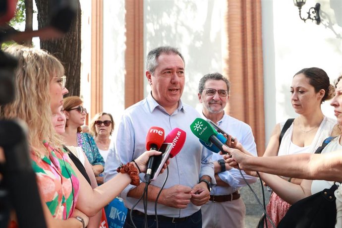 El secretario general del PSOE-A, Juan Espadas, atiende a los medios en una visita al barrio sevillano de El Cerro del Águila.