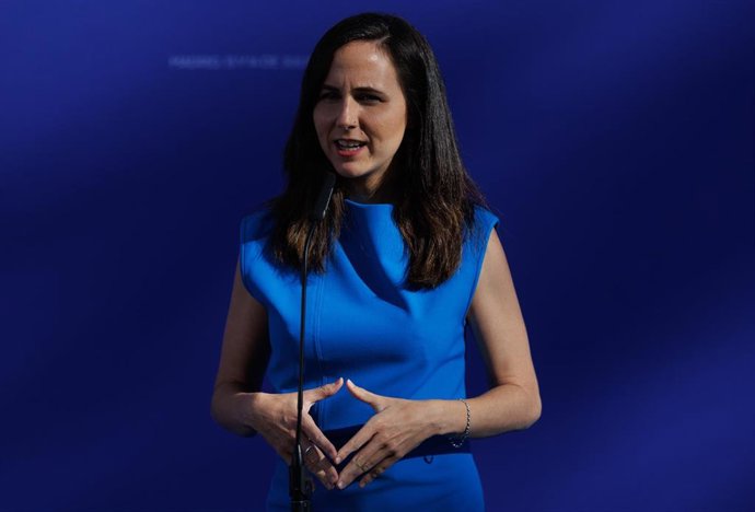 La ministra de Derechos Sociales y Agenda 2030, Ione Belarra, comparece ante los medios tras la reunión informal ministerial de Empleo y Políticas Sociales, en el Banco de España, a 13 de julio de 2023, en Madrid (España). 