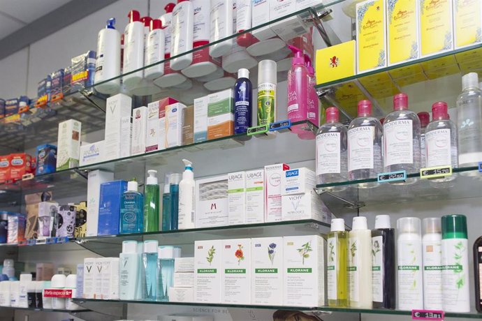 Archivo - Farmacia, farmacias, medicamento, medicamentos, medicina, medicinas, cremas, crema,  jabones, jabón, gel