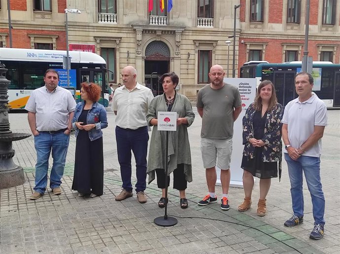 La cabeza de lista de Geroa Bai al Congreso de los Diputados, María Solana, en un acto en el Paseo de Sarasate de Pamplona con otros miembros de Geroa Bai.