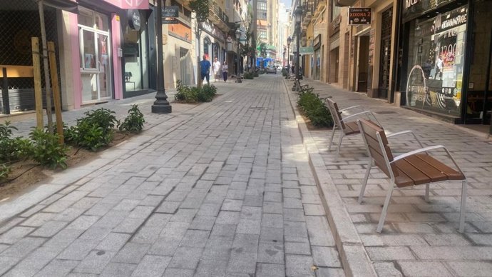 El Ayuntamiento de Alicante amplía el corredor peatonal del centro con la apertura del tramo superior de calle Castaños