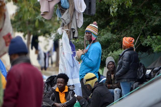 Archivo - Campamento de migrantes subsaharianos en las inmediaciones del cuartel general de la Organización Internacional para las Migraciones (OIM) en Túnez.