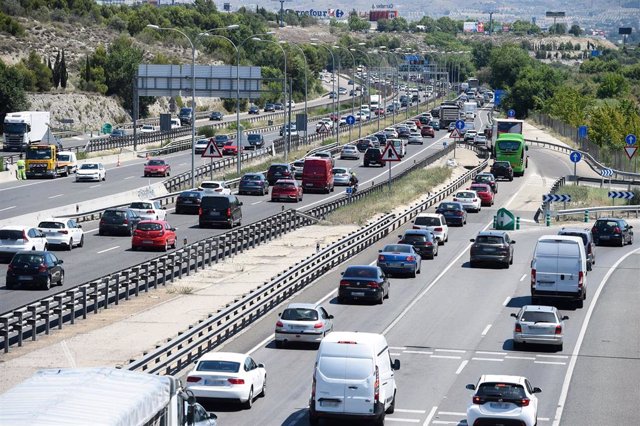 Decenas de vehículos en la autovía A-3, en la operación salida de la segunda quincena de julio, a 14 de julio de 2023, en Madrid (España). L