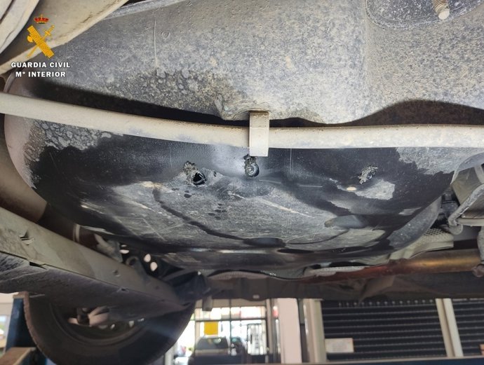 Uno de los coches dañados.