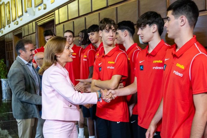 La alcaldesa Natalia Chueca da la bienvenida a la selección española de baloncesto U26