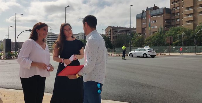 Los candidatos del PSOE al Congreso y Senado, Elisa Garrido, Raúl Díaz y Concha Andreu, junto al nudo de Vara de Rey