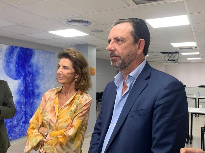 El conseller de Empresa, Ocupación y Energía, Alejando Sáenz, y la presidenta de CAEB, Carmen Planas