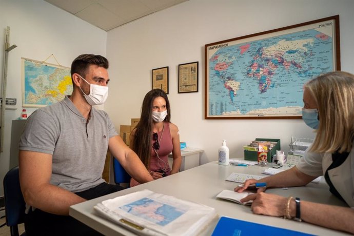 Una pareja en consulta antes de su viaje.