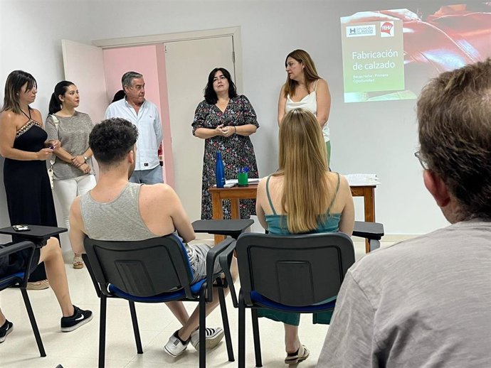 Un total de ocho jóvenes inician las becas HEBE Capacita Calzado y Mueble de madera de Diputación de Huelva.