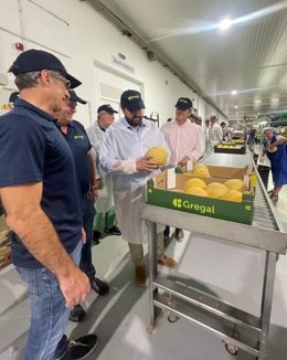López Miras durante su visita a las instalaciones de Gregal Sociedad Cooperativa, junto al cabeza de lista al Congreso, Luis Alberto Marín, y el candidato al Senado, Antonio Luengo