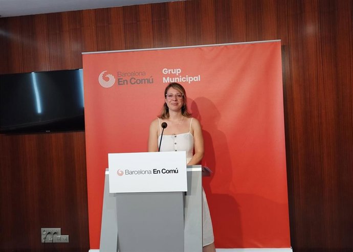 La concejal de BComú, Janet Sanz, en rueda de prensa.