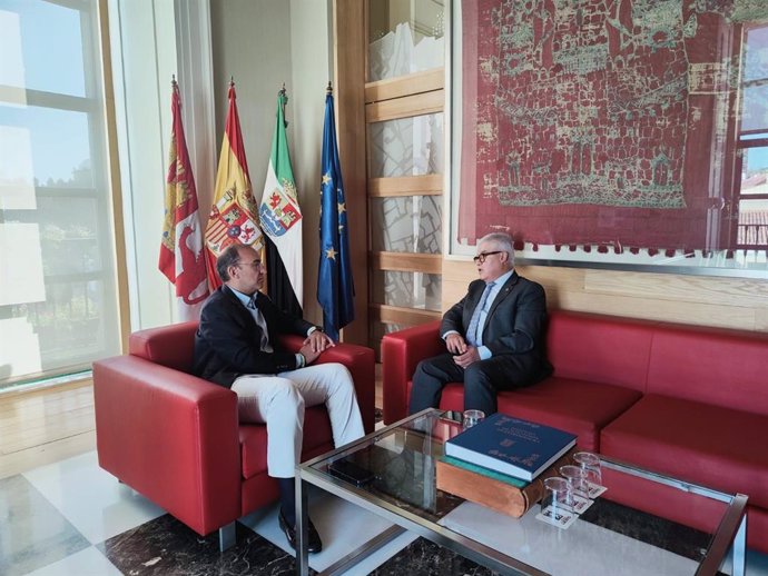 El alcalde de Cáceres, Rafael Mateos, y el rector de la UEx, Pedro Fernández, mantienen una reunión