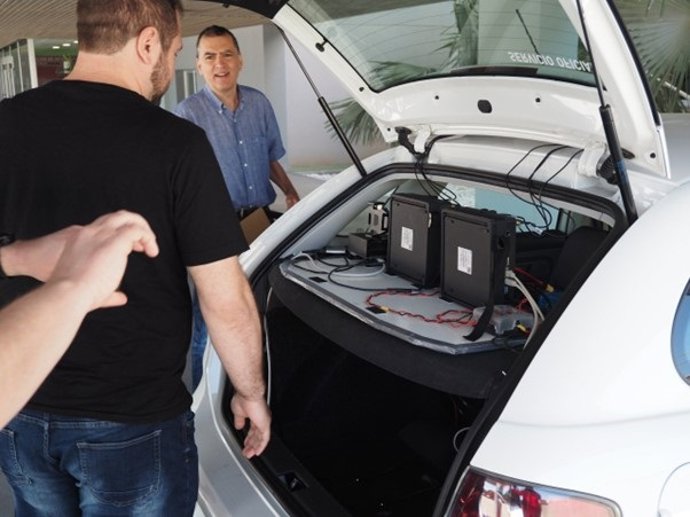 El profesor Antonio Skarmeta, junto al vehículo utilizado durante las pruebas del 5G