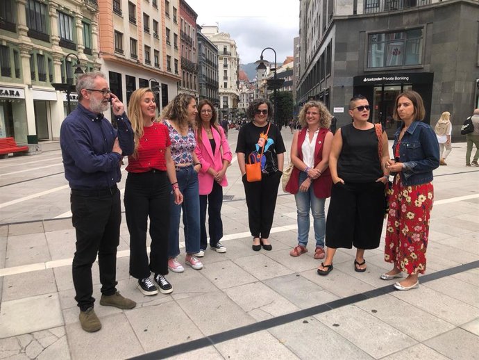 El candidato de Sumar al Congreso de los Diputados, Rafa Cofiño, con representantes de los sectores laborales feminizados de CCOO
