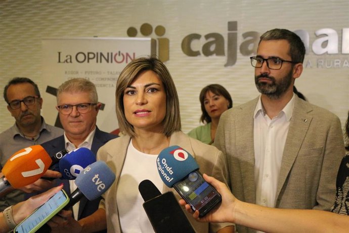 La cabeza de lista del PSOE por la Región de Murcia al Senado, Inma Sánchez, atiende a los medios de comunicación