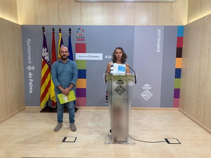 La portavoz de MÉS per Palma, Neus Truyol, y el portavoz adjunto de la formación, Miquel ngel Contreras