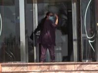 Isabel Pantoja llega al hospital para estar al lado de su hijo, Kiko Rivera, durante su paso por quirófano